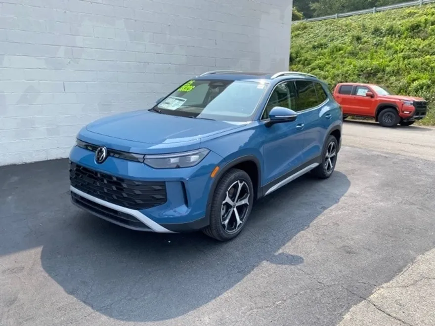 2025 Volkswagen Tiguan SE photo 1