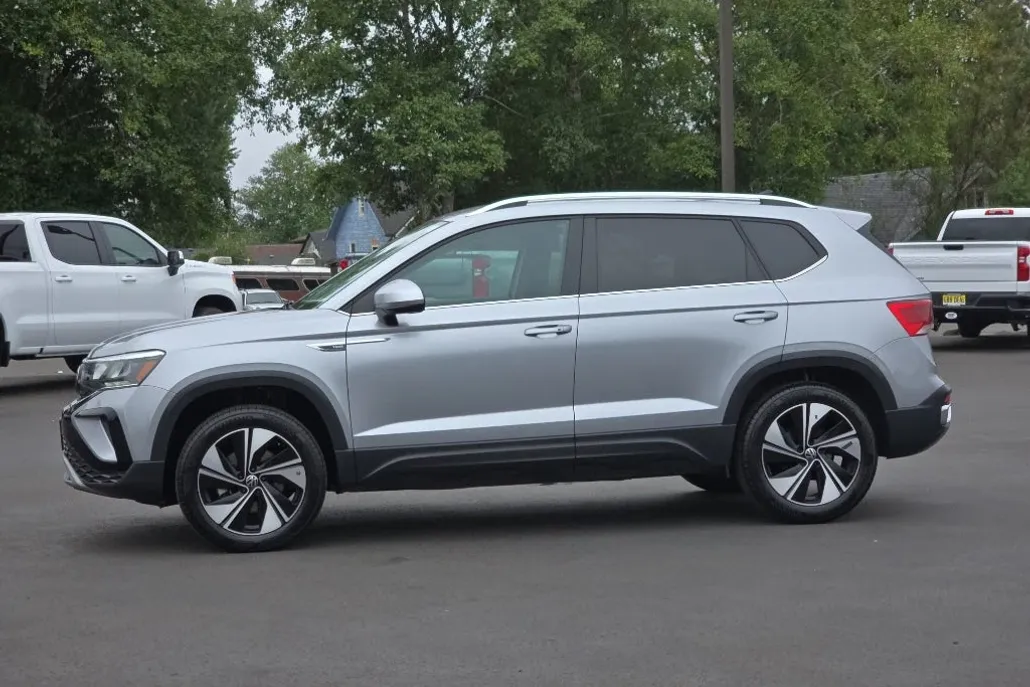 2024 Volkswagen Taos SE photo 1