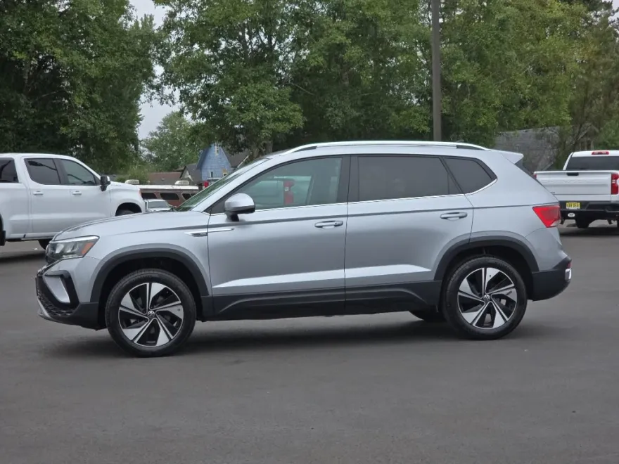 2024 Volkswagen Taos SE photo 1