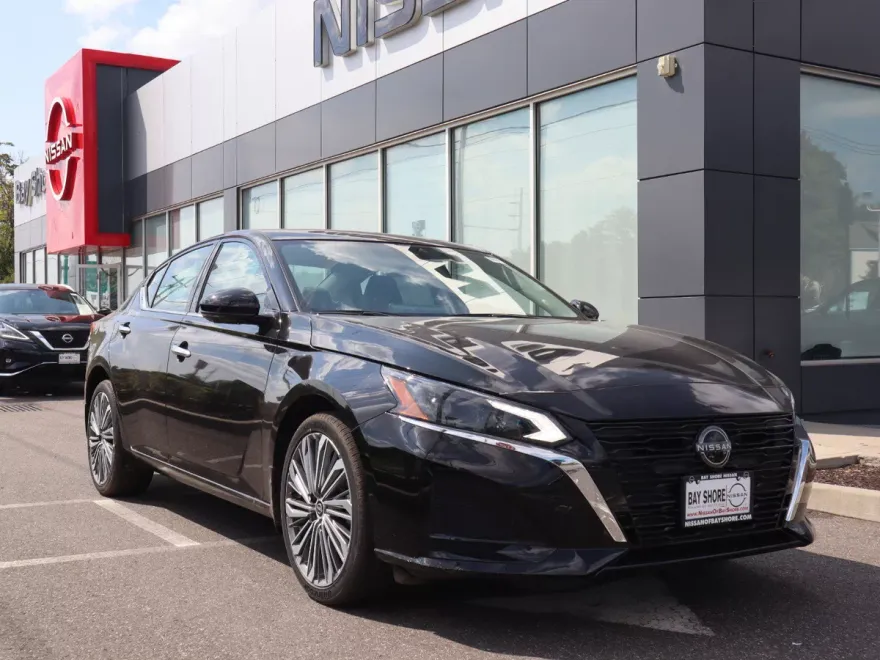 2025 Nissan Altima SL photo 1