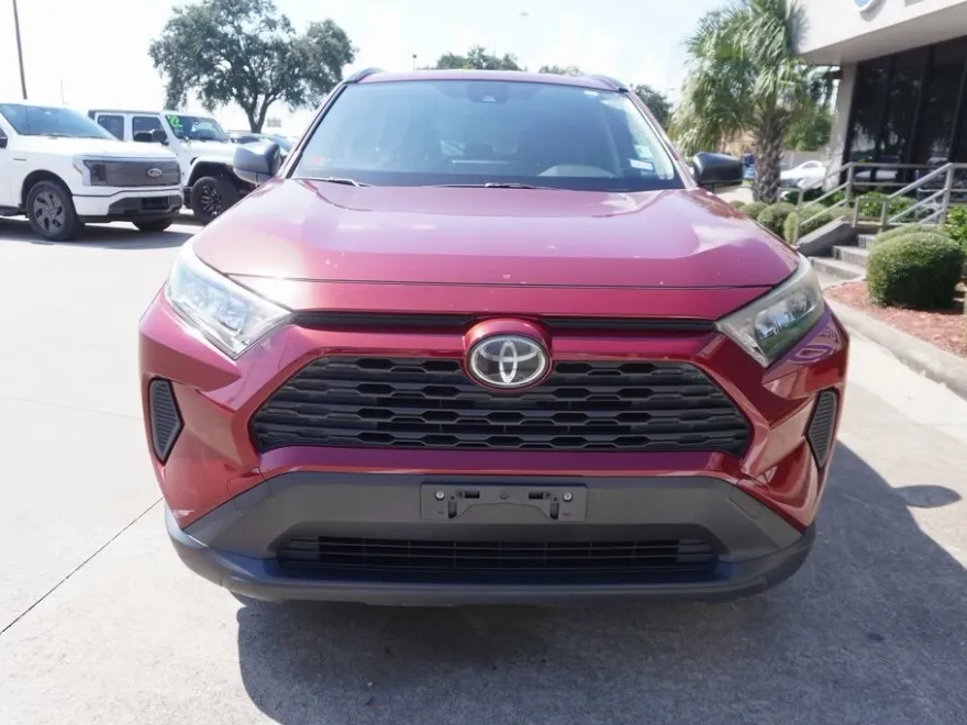 2019 Toyota RAV4 LE photo 1