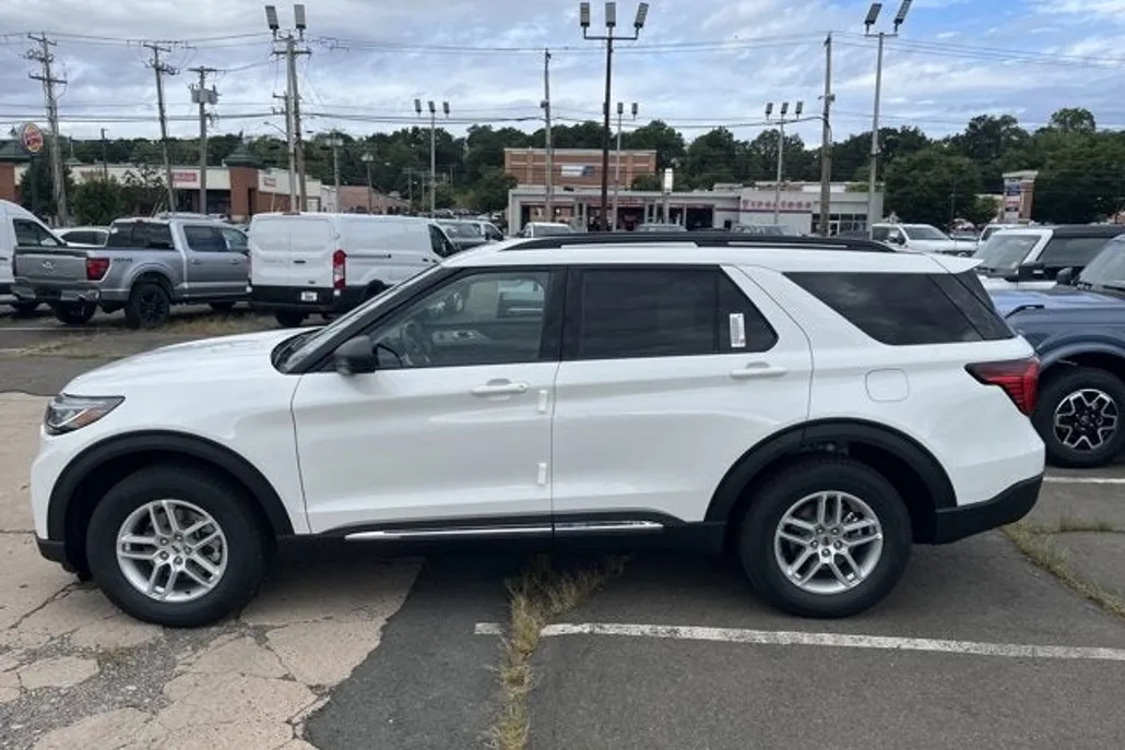 2025 Ford Explorer photo 1