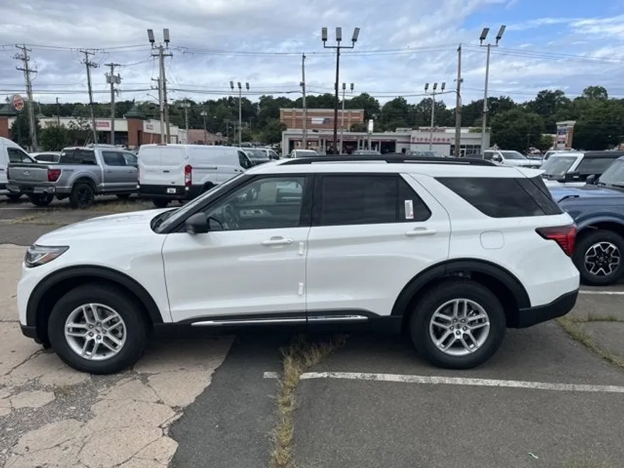 2025 Ford Explorer photo 1