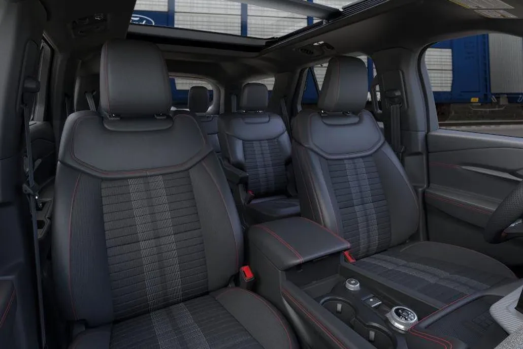 2025 Ford Explorer ST-Line photo 1
