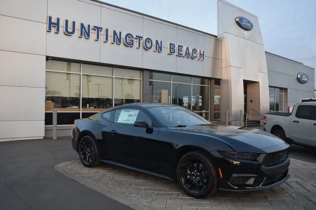 2025 Ford Mustang EcoBoost photo 1