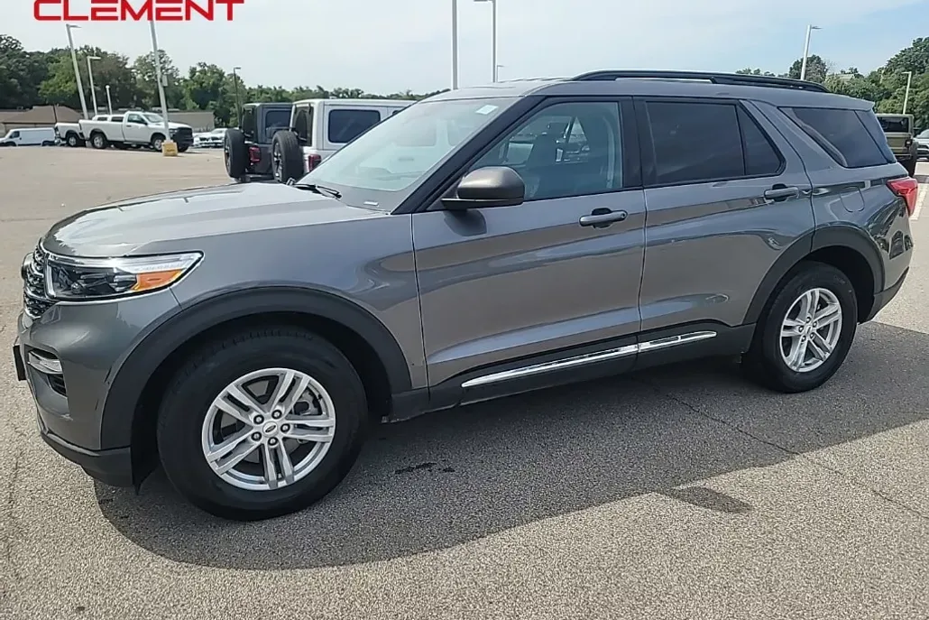 2023 Ford Explorer XLT photo 1