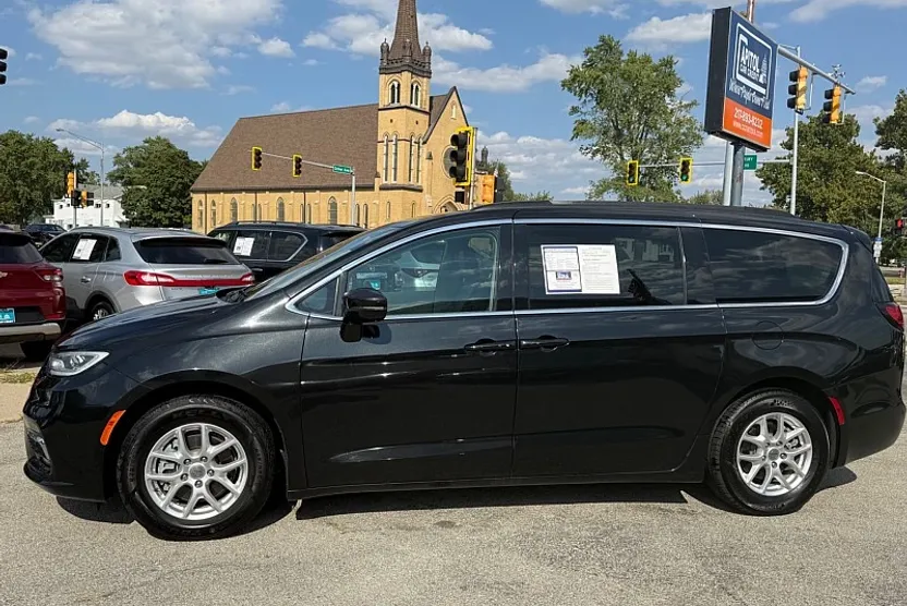 2022 Chrysler Pacifica Touring L photo 1