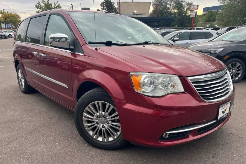 2011 Chrysler Town & Country Limited photo 1