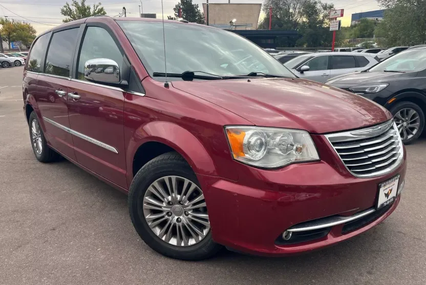 2011 Chrysler Town & Country Limited photo 1