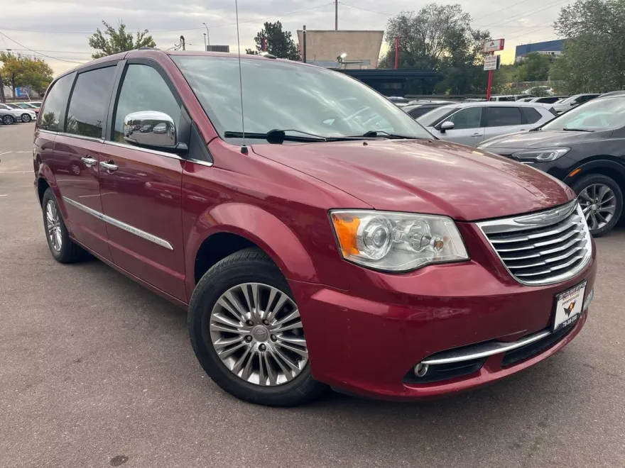 2011 Chrysler Town & Country Limited photo 1