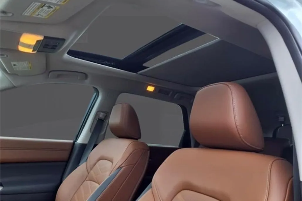 2025 Nissan Pathfinder Platinum photo 1