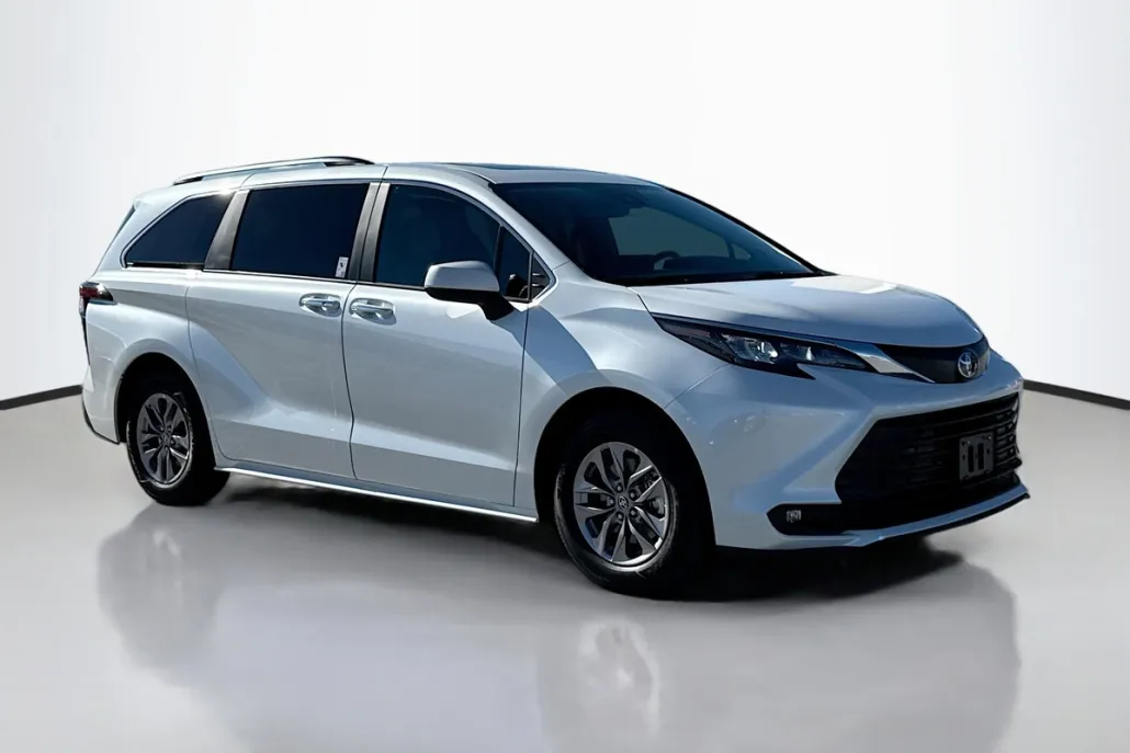 2025 Toyota Sienna XLE photo 1