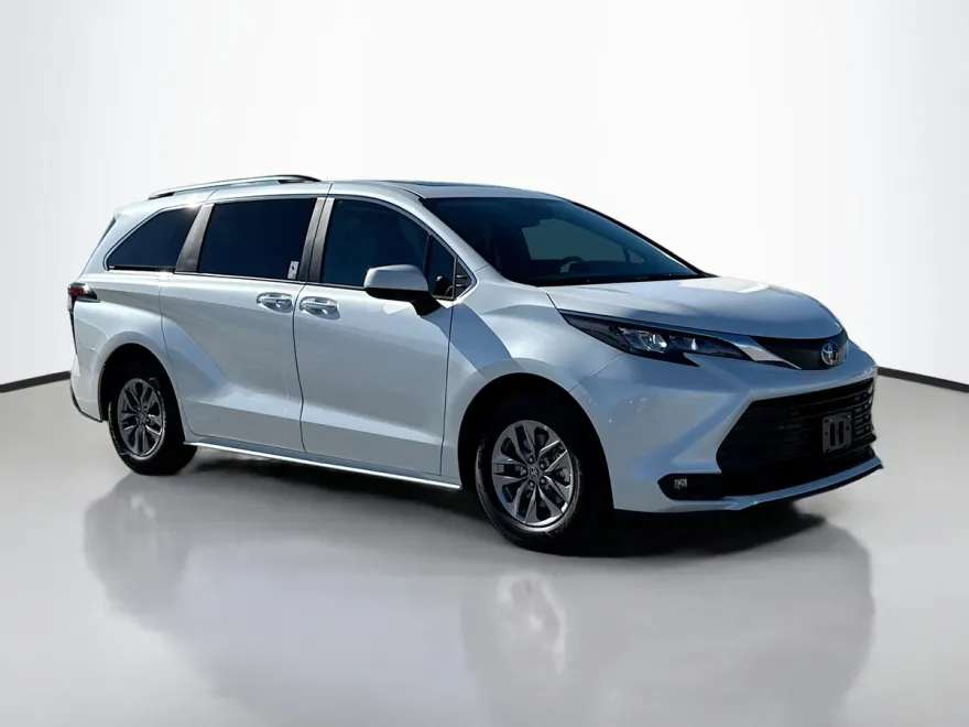 2025 Toyota Sienna XLE photo 1