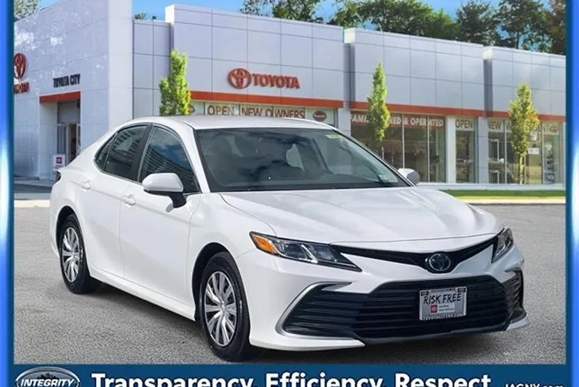 2024 Toyota Camry Hybrid LE photo 1