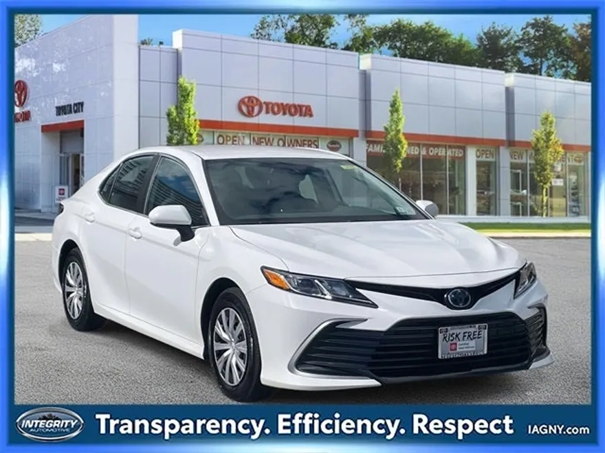 2024 Toyota Camry Hybrid LE photo 1