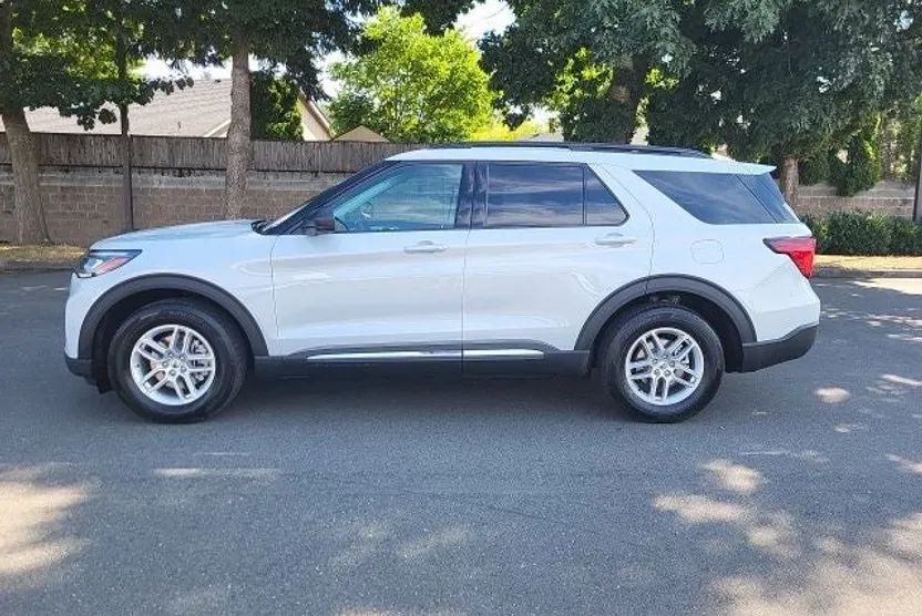 2025 Ford Explorer photo 1