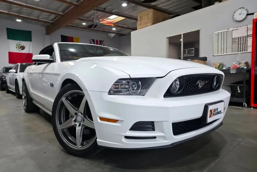 2013 Ford Mustang GT Convertible photo 1