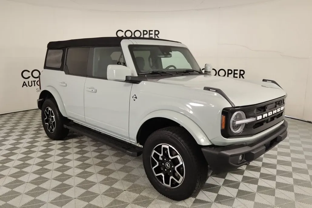 2023 Ford Bronco Outer Banks photo 1
