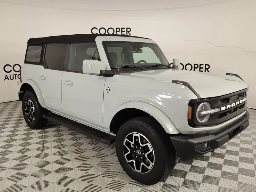 2023 Ford Bronco Outer Banks photo 1