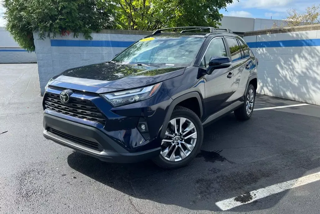 2023 Toyota RAV4 XLE Premium photo 1