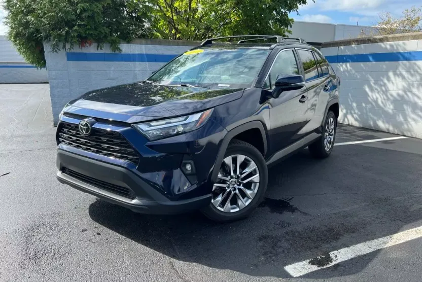 2023 Toyota RAV4 XLE Premium photo 1