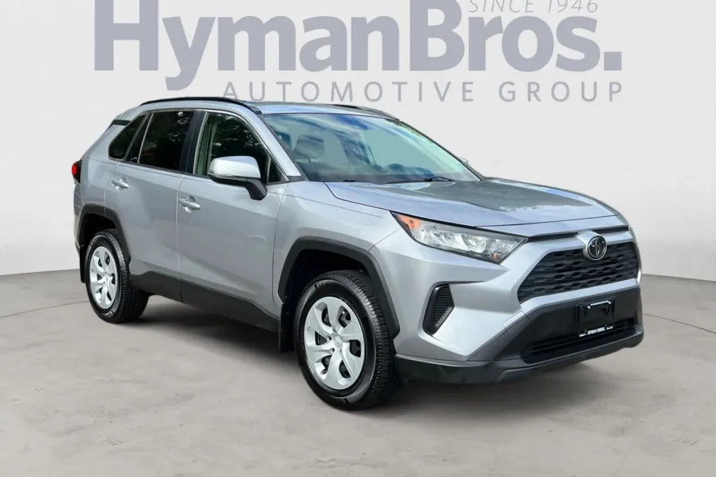 2019 Toyota RAV4 LE photo 1