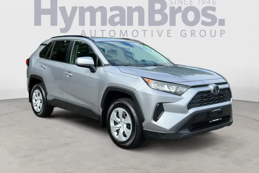 2019 Toyota RAV4 LE photo 1