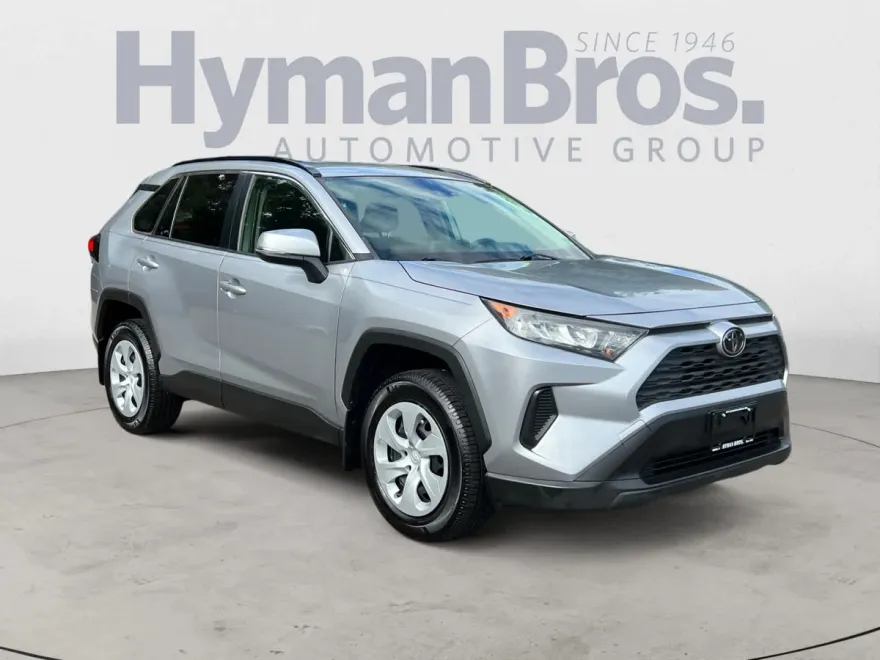 2019 Toyota RAV4 LE photo 1