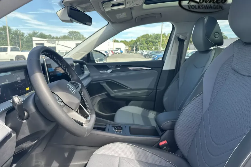 2025 Volkswagen Tiguan SE photo 1