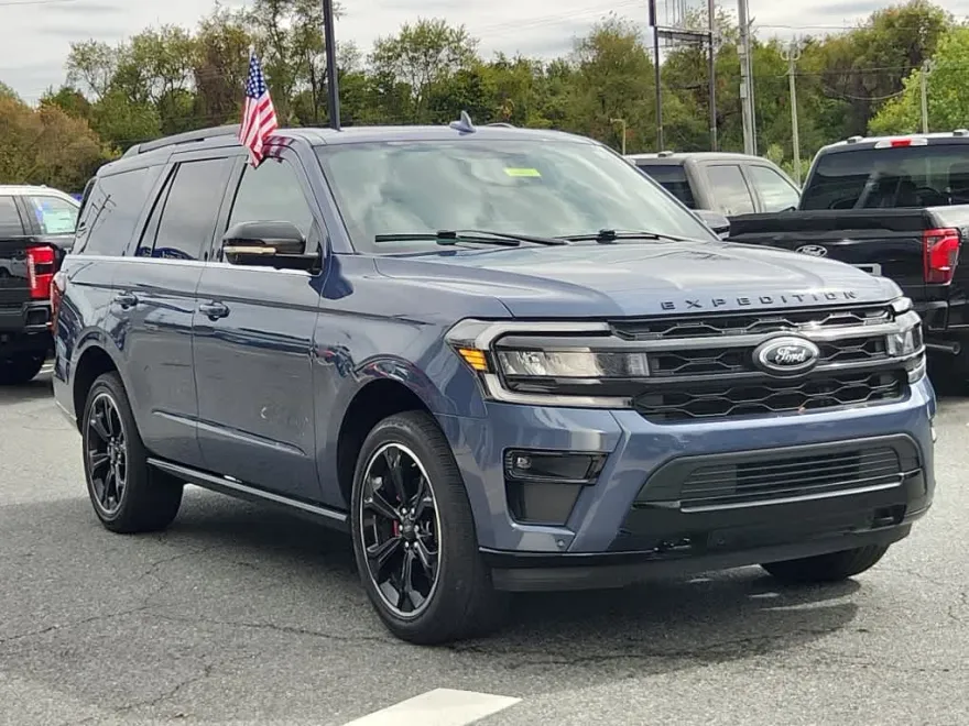2022 Ford Expedition Limited photo 1