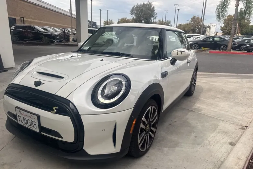 2024 Mini Cooper SE Iconic photo 1