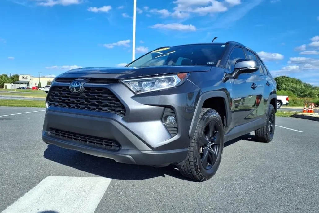 2021 Toyota RAV4 XLE photo 1
