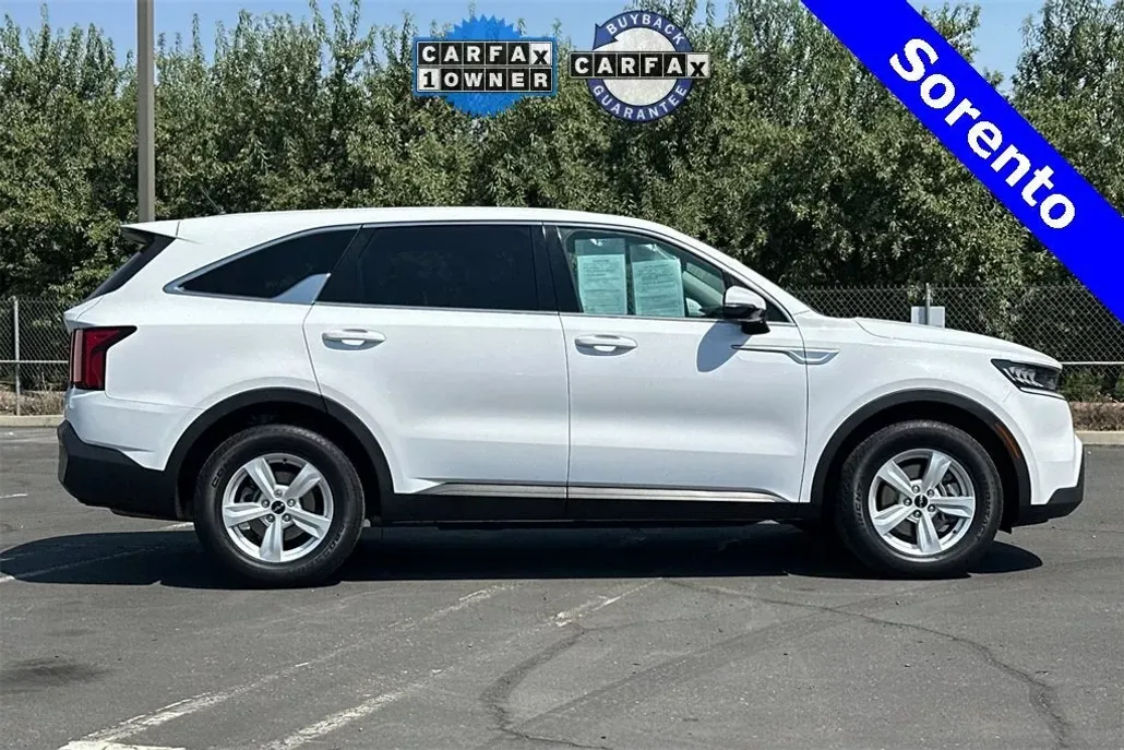 2022 Kia Sorento LX photo 1