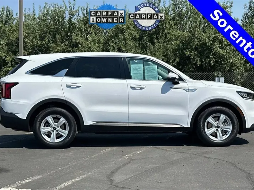 2022 Kia Sorento LX photo 1