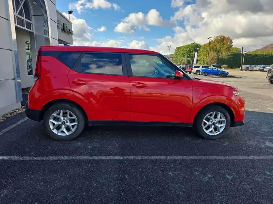 2022 Kia Soul LX photo 1