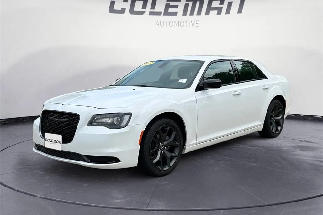 2023 Chrysler 300 Touring photo 1