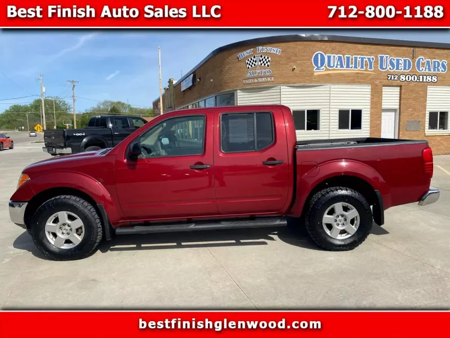 2008 Nissan Frontier LE Crew Cab photo 1