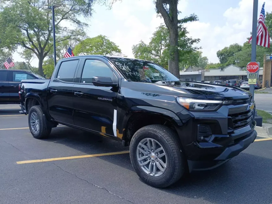 2026 Chevrolet Colorado LT photo 1
