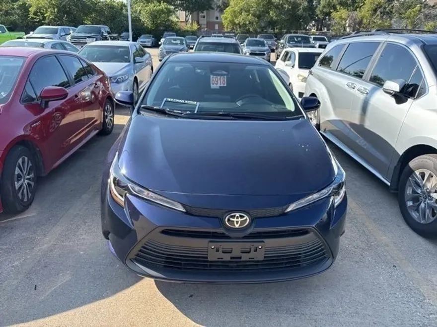2025 Toyota Corolla LE photo 1