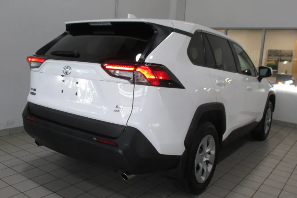 2022 Toyota RAV4 LE photo 1