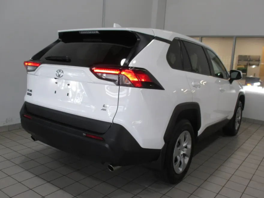 2022 Toyota RAV4 LE photo 1