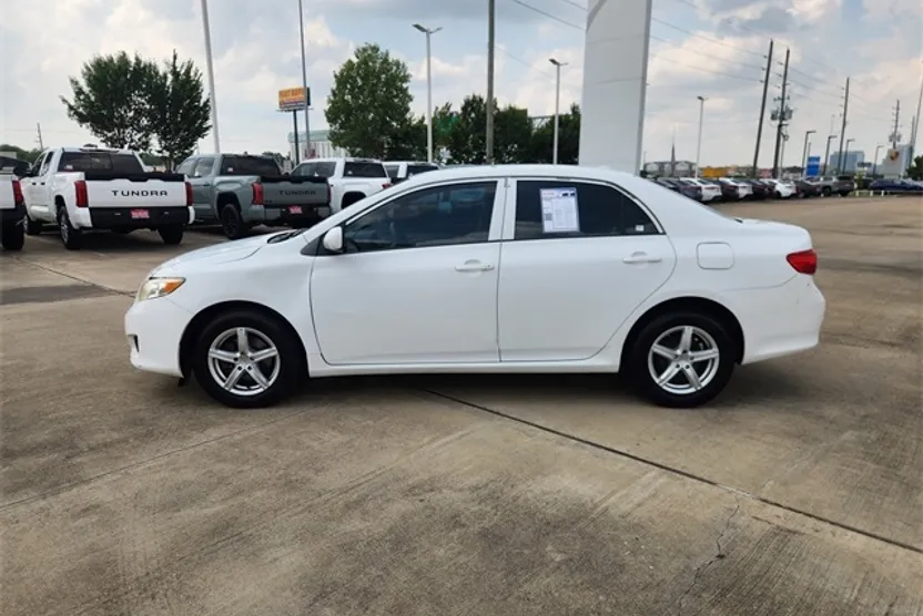 2010 Toyota Corolla LE photo 1