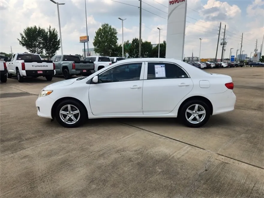 2010 Toyota Corolla LE photo 1