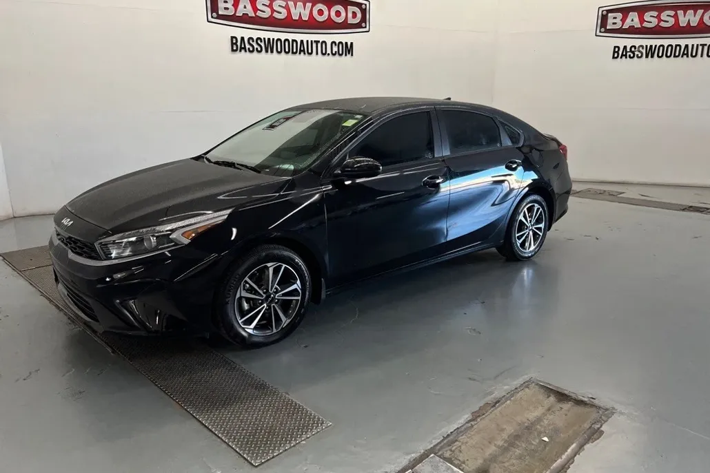 2024 Kia Forte LXS photo 1