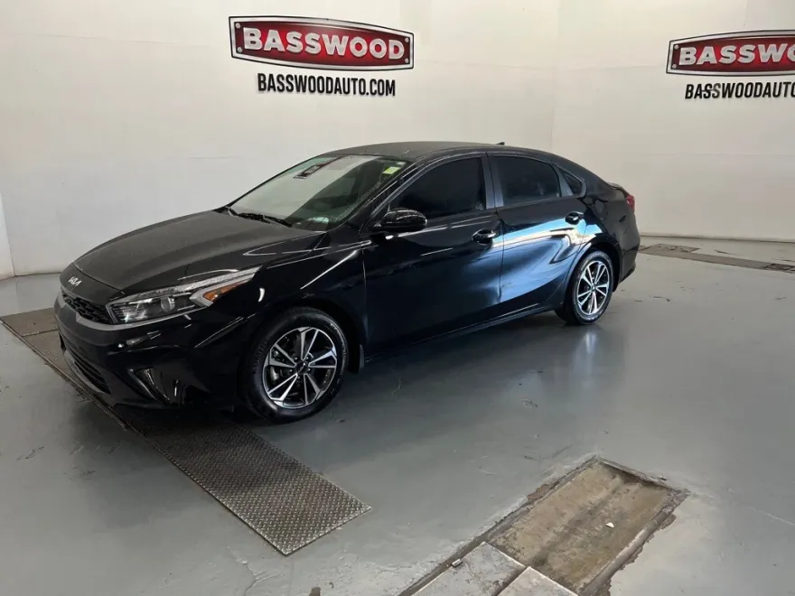 2024 Kia Forte LXS photo 1