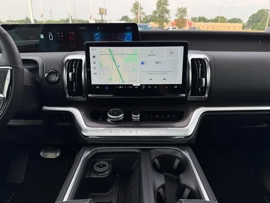 2025 Ford Expedition MAX Platinum photo 1
