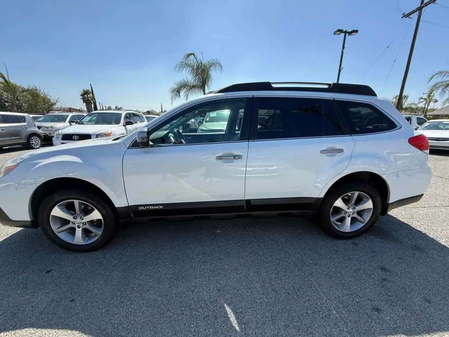 2013 Subaru Outback 2.5i Limited photo 1