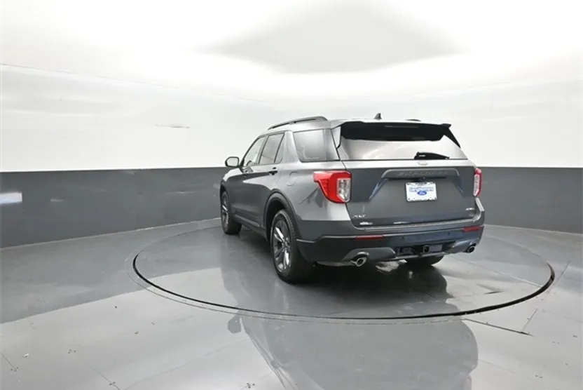 2022 Ford Explorer XLT photo 1