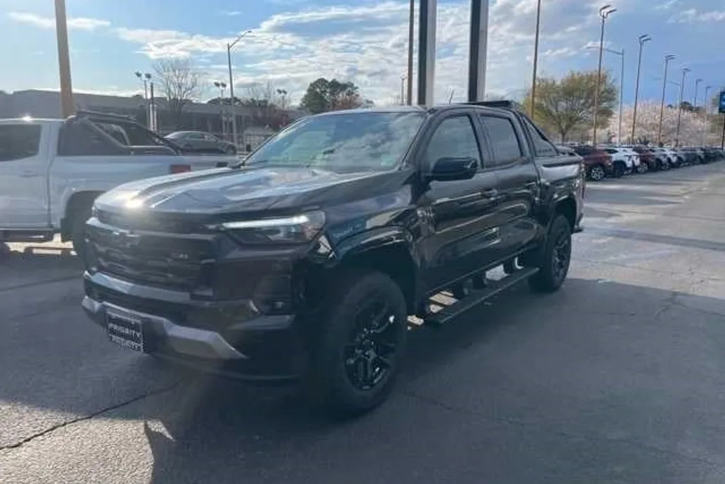 2025 Chevrolet Colorado Z71 photo 1