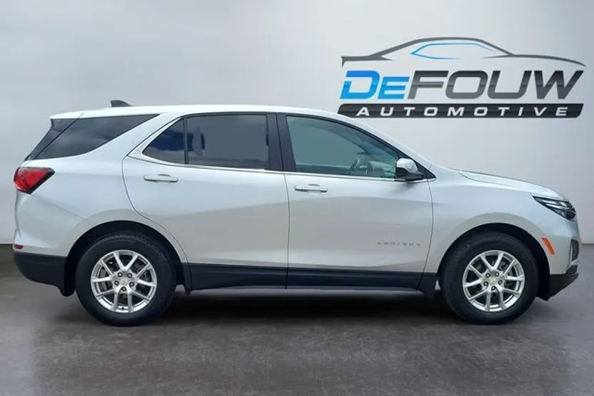 2022 Chevrolet Equinox LT photo 1